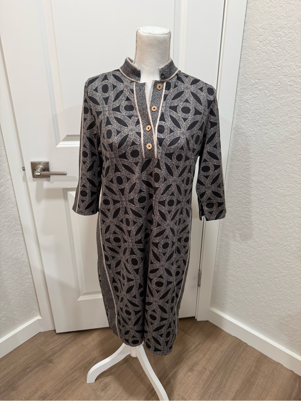 Gretchen Scott Jersey Mandarin Dress in the "Hooplah" print. Size Large Resort - Picture 3 of 8